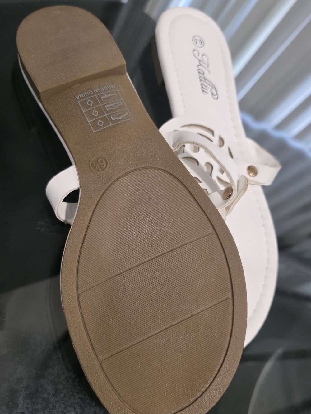 Women's White Cutout Thong Sandals - Picture 4 of 6